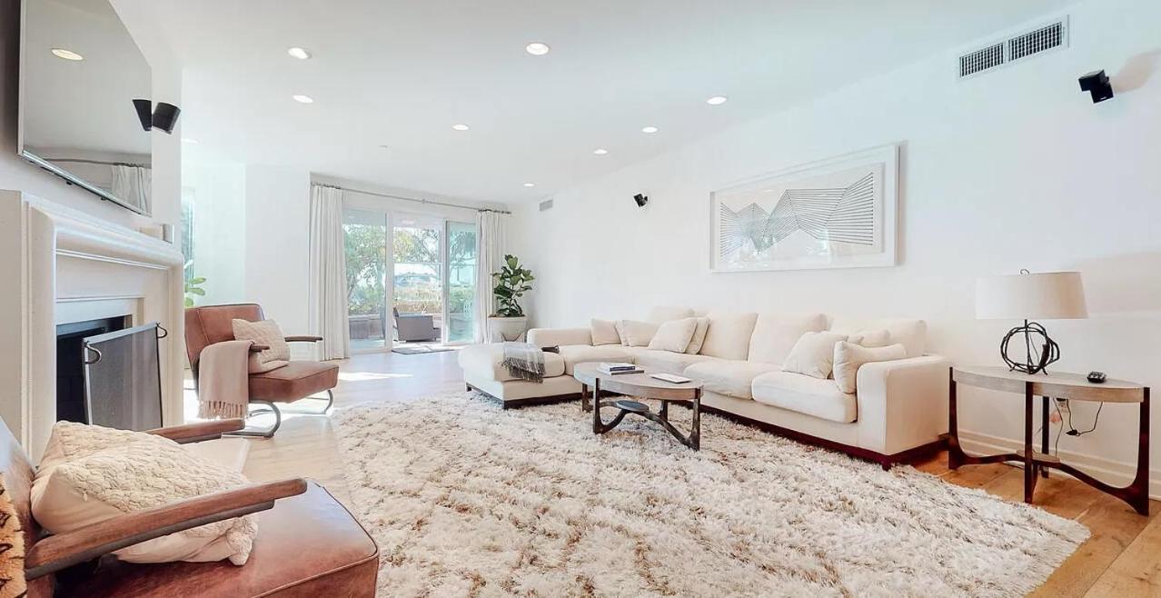 Stunning 2 Bedroom 3 Bathroom Unit Witm Amazing Views Los Angeles